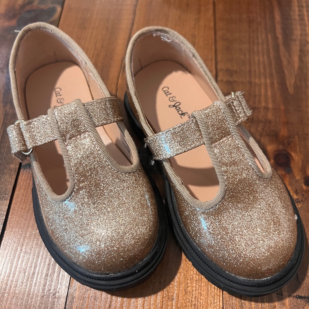 Perfect with a twirly dress!👗| Cat & Jack Glittery Gold MaryJane shoes|Toddler 7